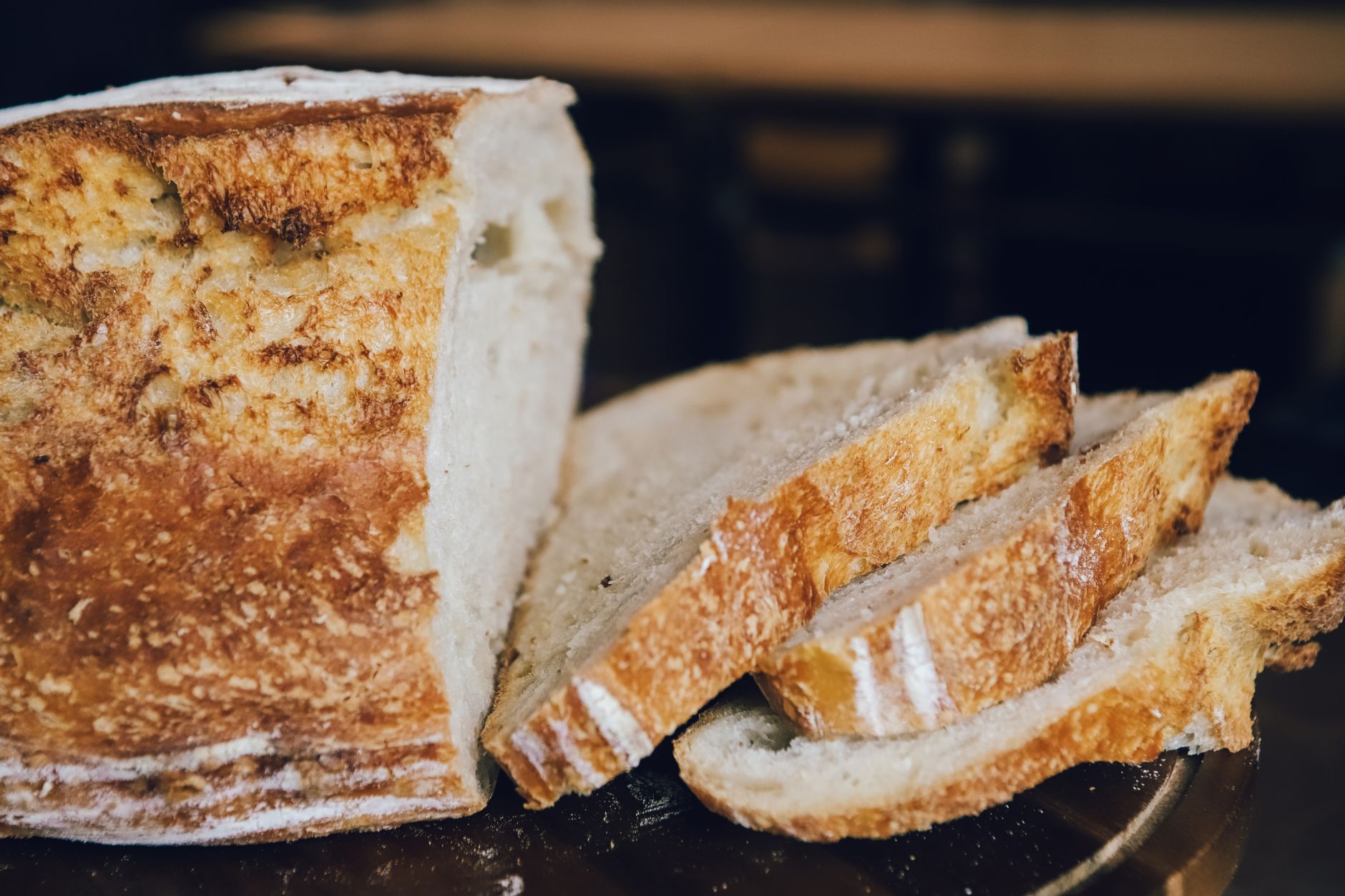 Pane casereccio su un tavolo da cucina