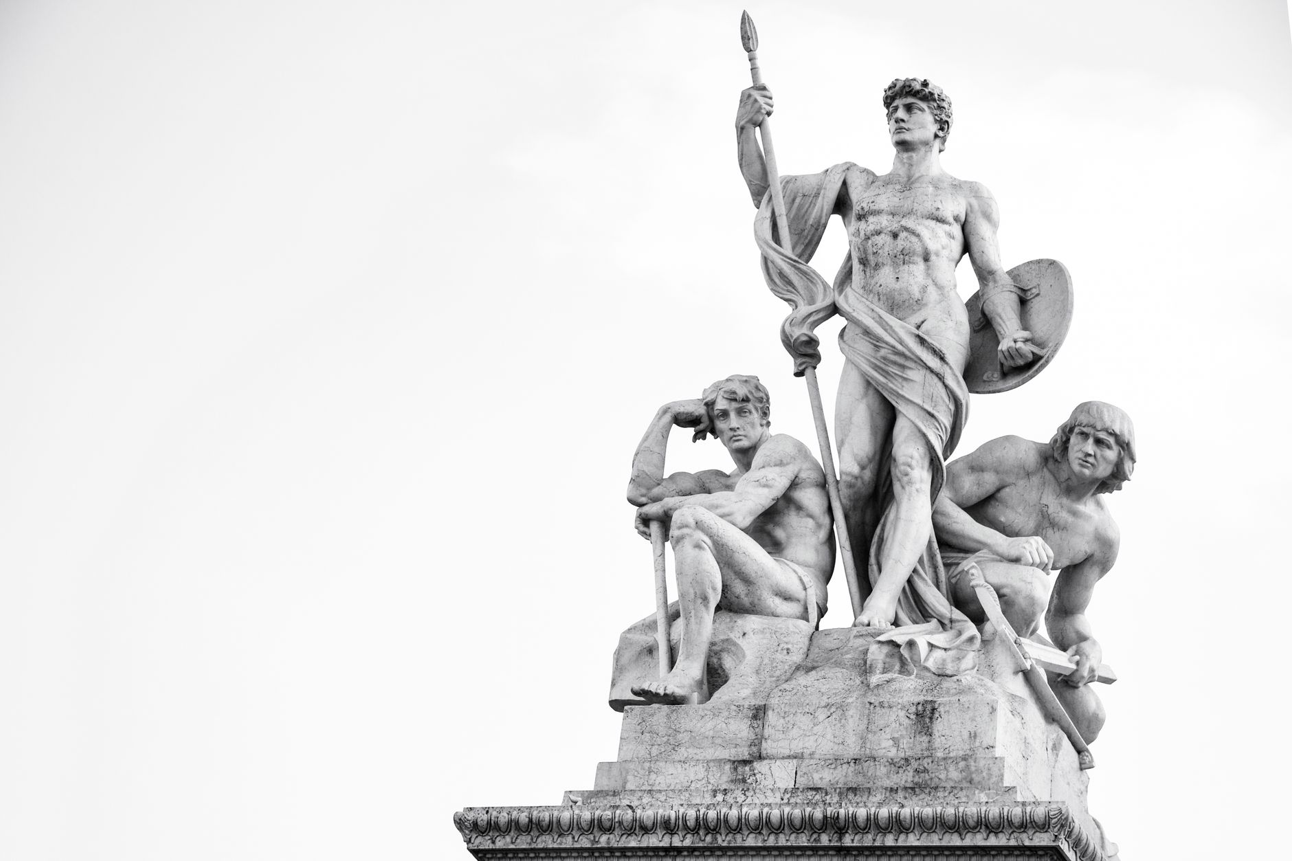 Antico bassorilievo greco con figura mitologica
