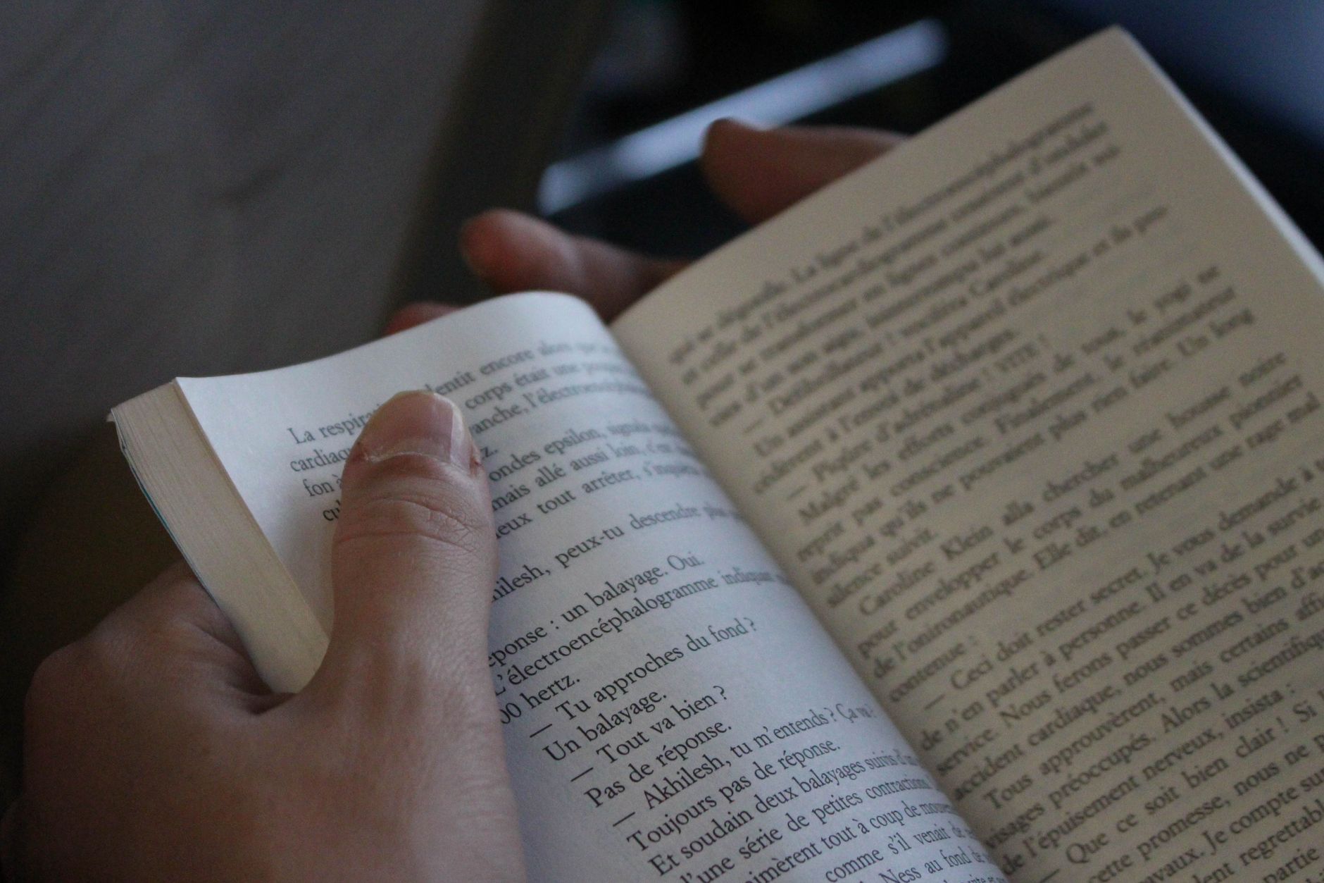 Libri antichi su una libreria