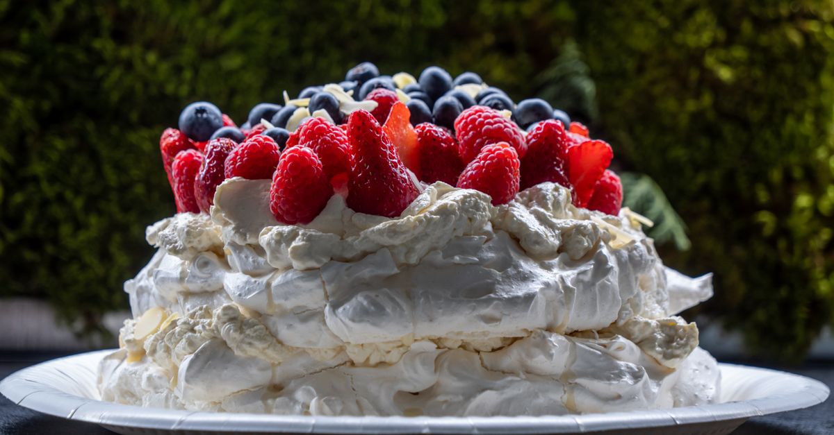 Pavlova, dolce di meringa con panna e frutta fresca