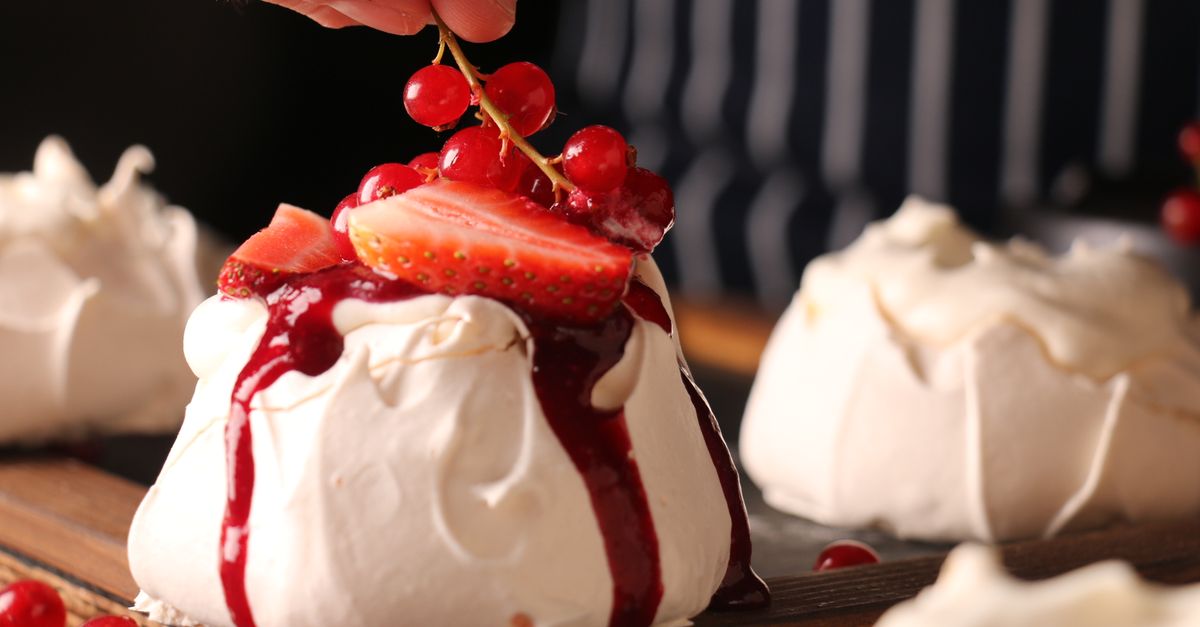 Pavlova, dolce di meringa con panna e frutta fresca (2)