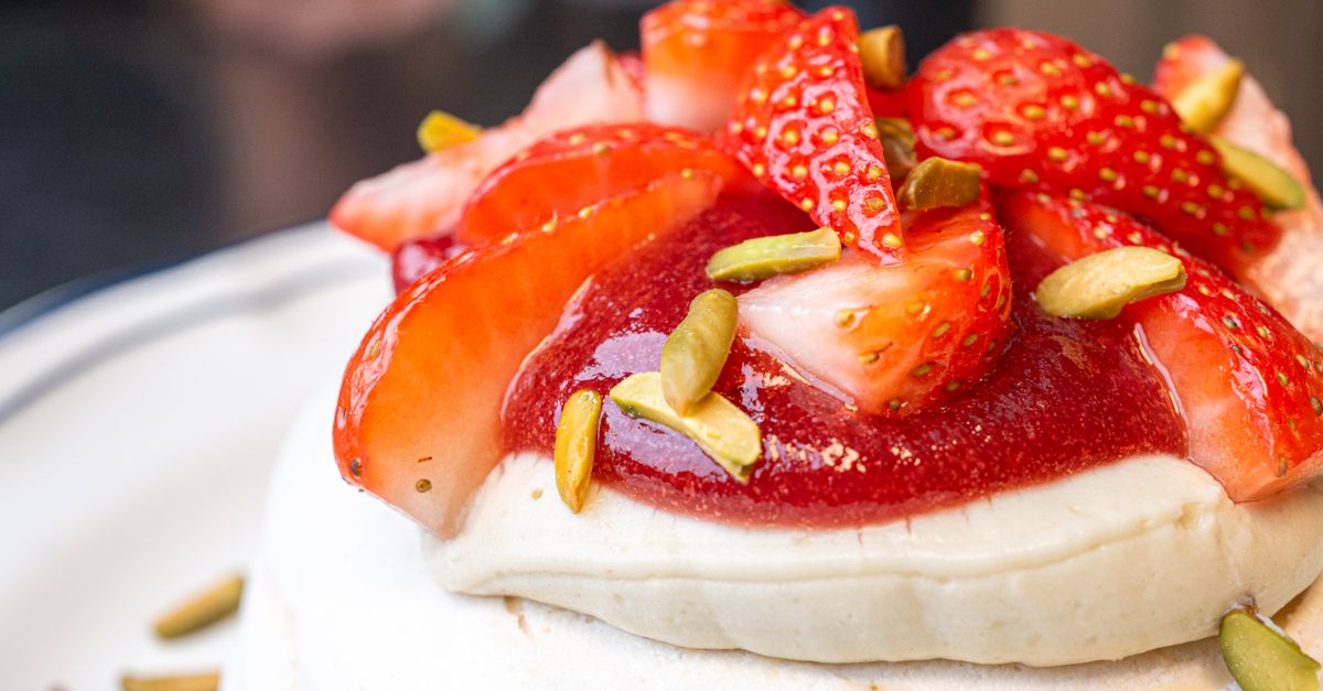 Pavlova, dolce di meringa con panna e frutta fresca (3)