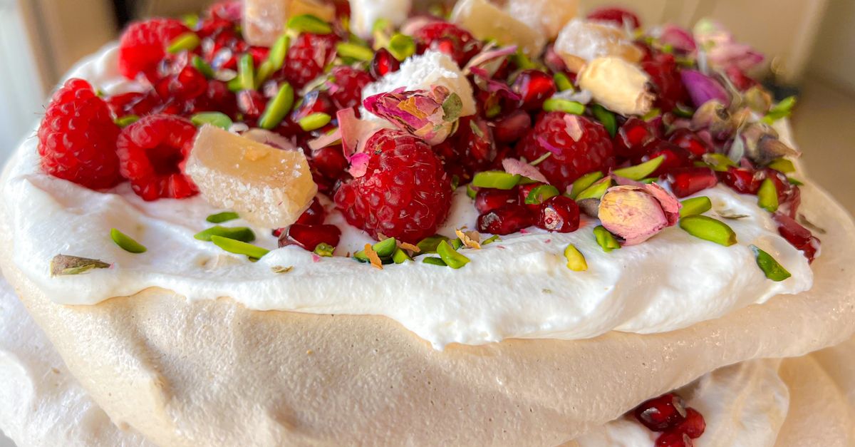 Pavlova, dolce di meringa con panna e frutta fresca (4)