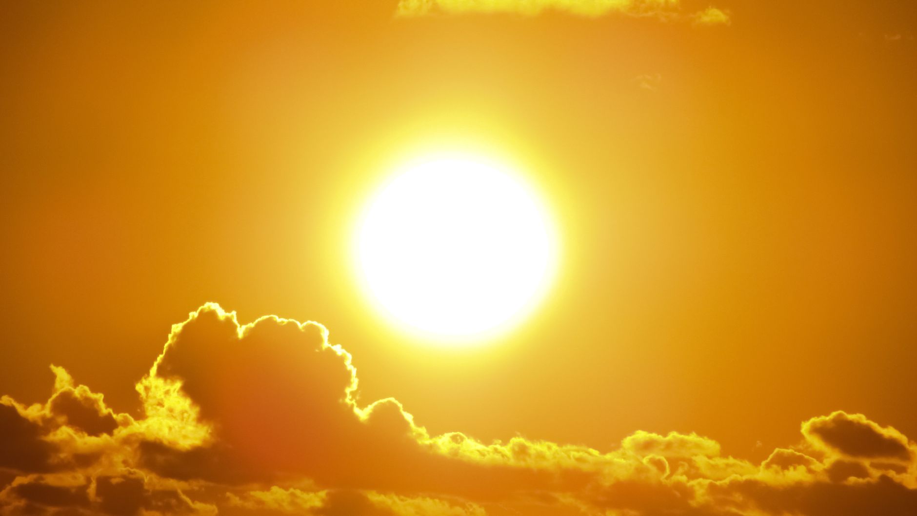 Città assolata durante il caldo di agosto