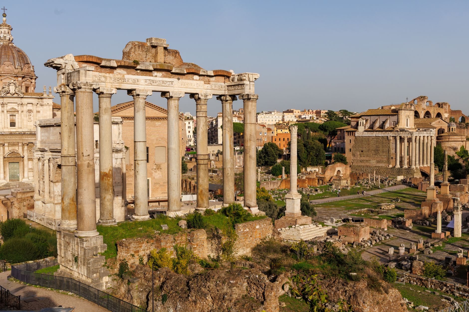 Rovine dell'antica Roma al tramonto