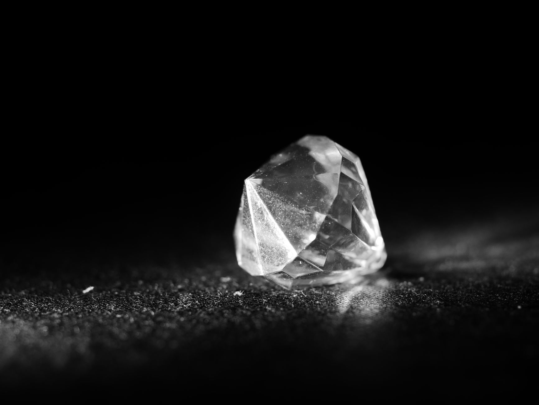 Diamante grezzo che riflette la luce