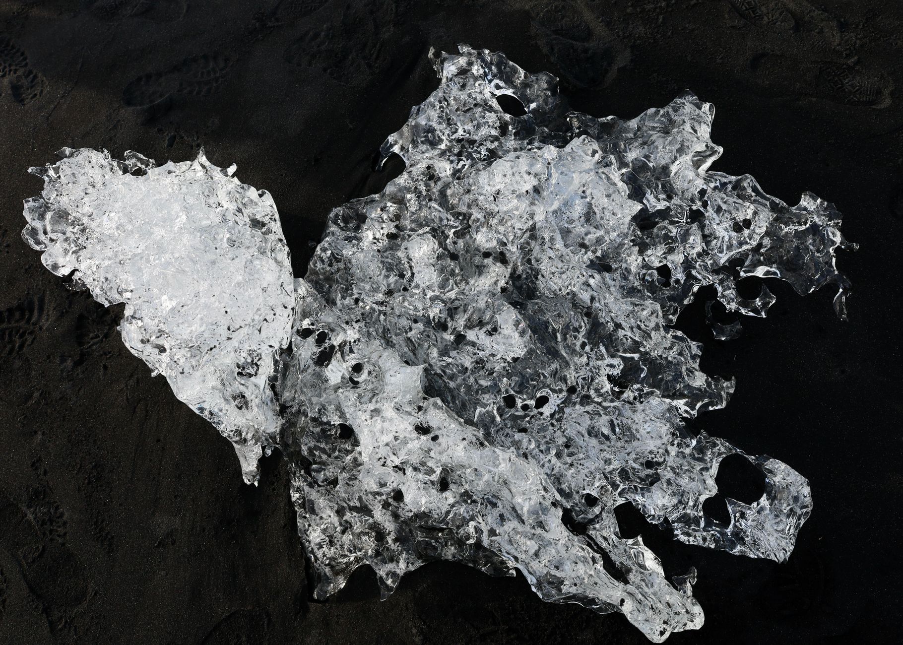 Cristallo trasparente sfaccettato che scintilla