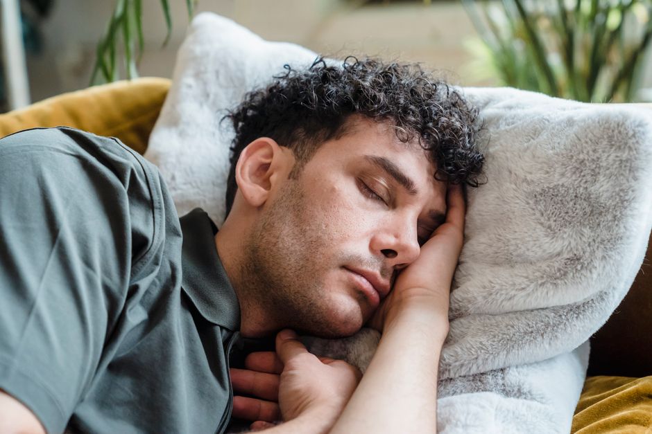 Persona assonnata alla scrivania nel pomeriggio