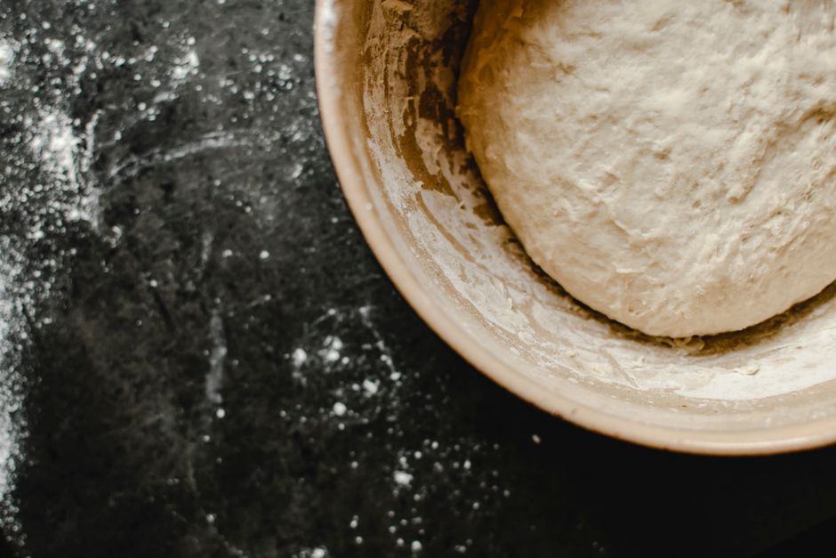 Impasto di pane lievitato pronto per la cottura su un piano infarinato