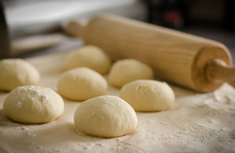 Pane cotto con crosta dorata e mollica alveolata tagliata