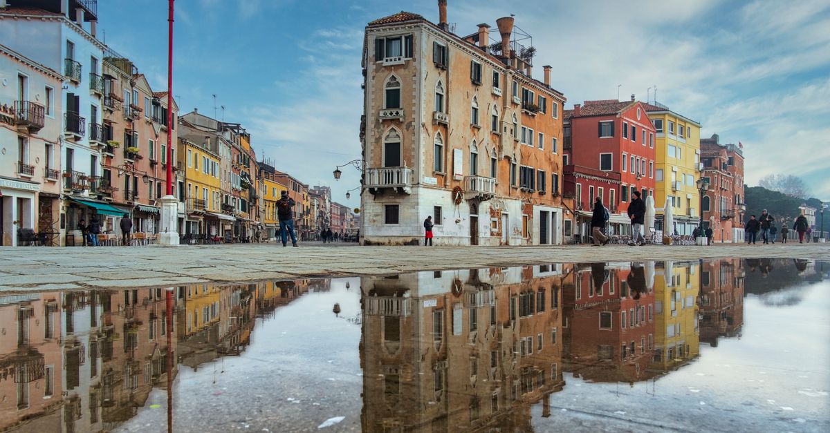 Riflesso di una persona in uno specchio
