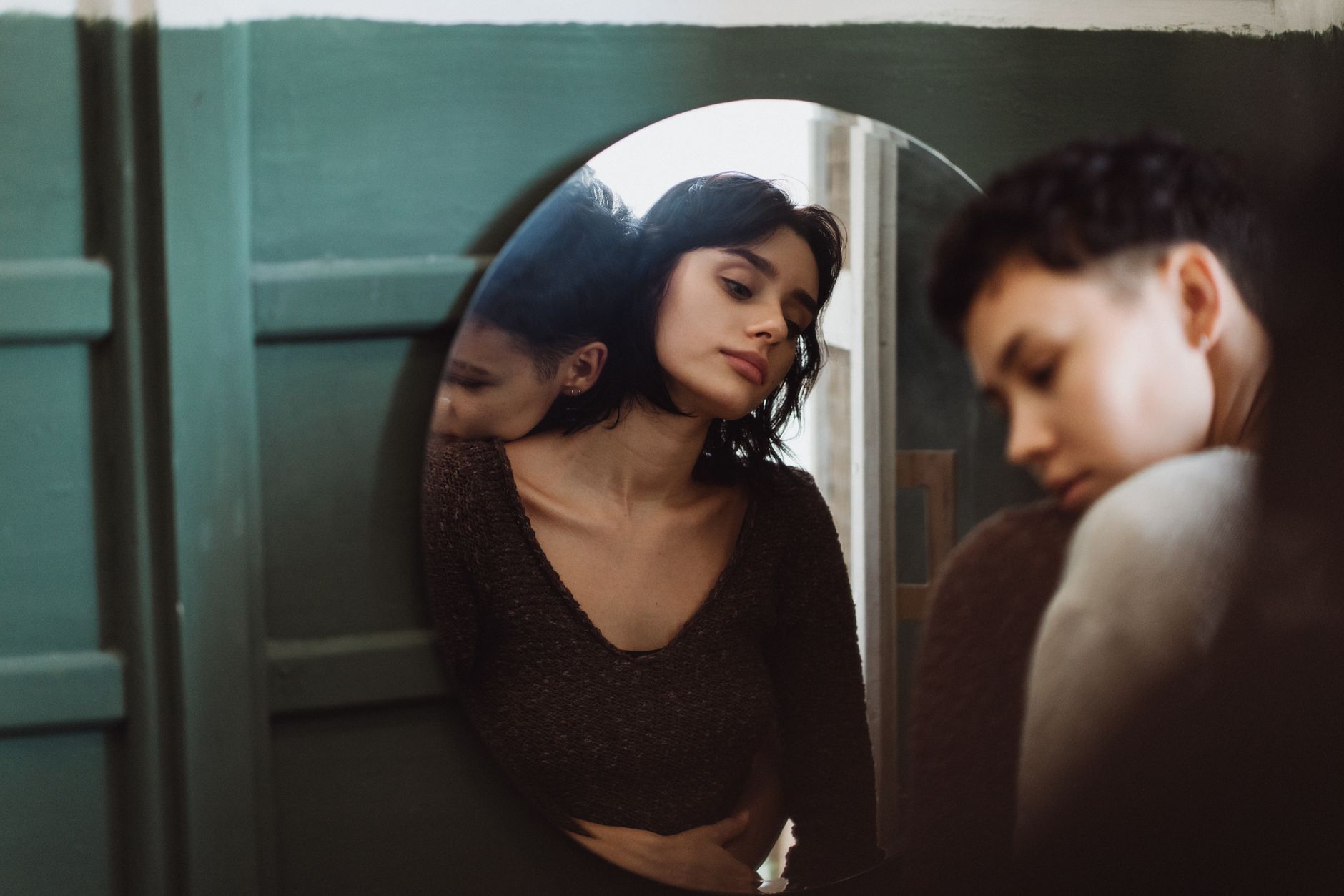 Riflesso di una persona in uno specchio