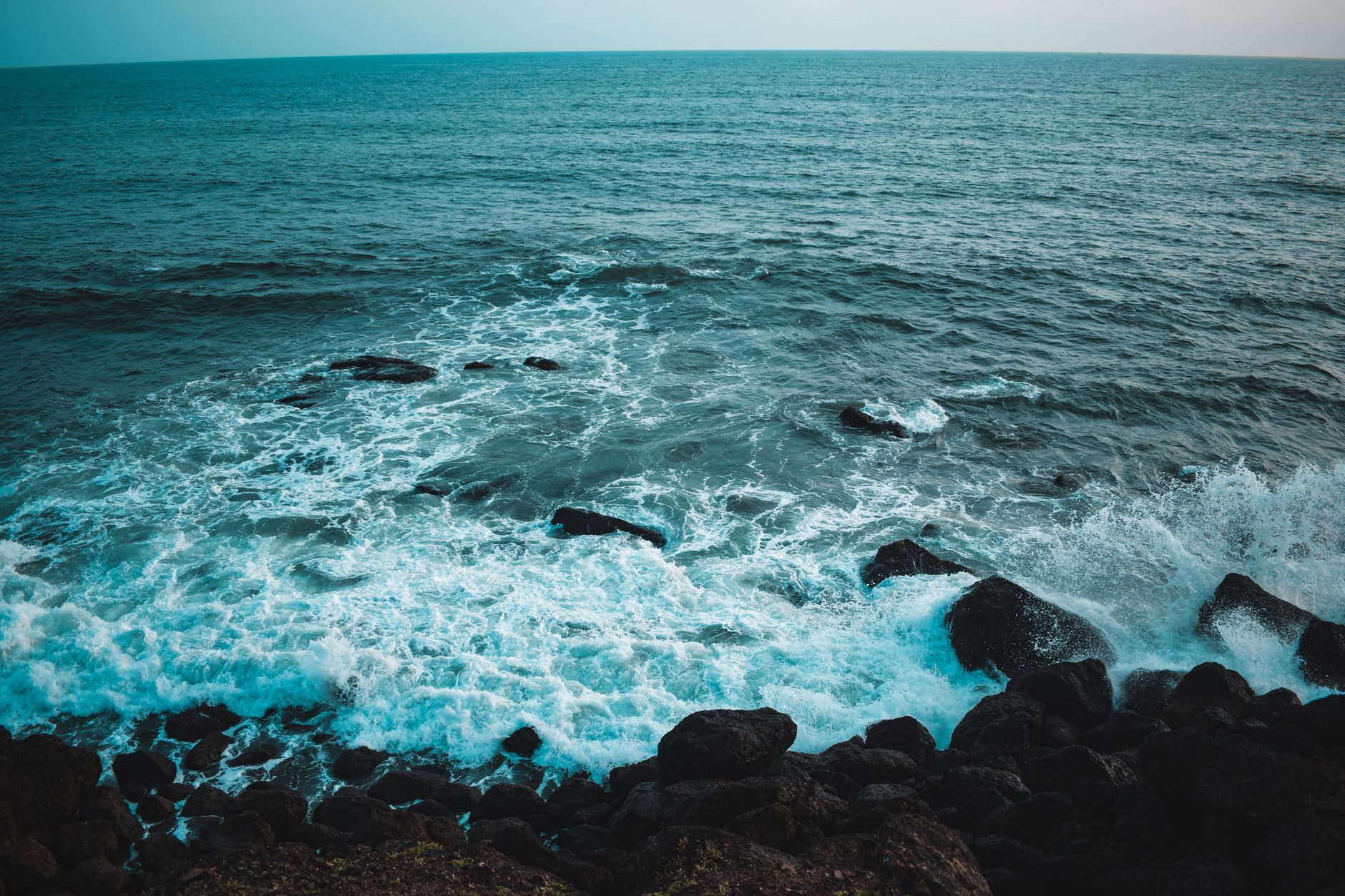 Onde del mare che si infrangono sulla costa