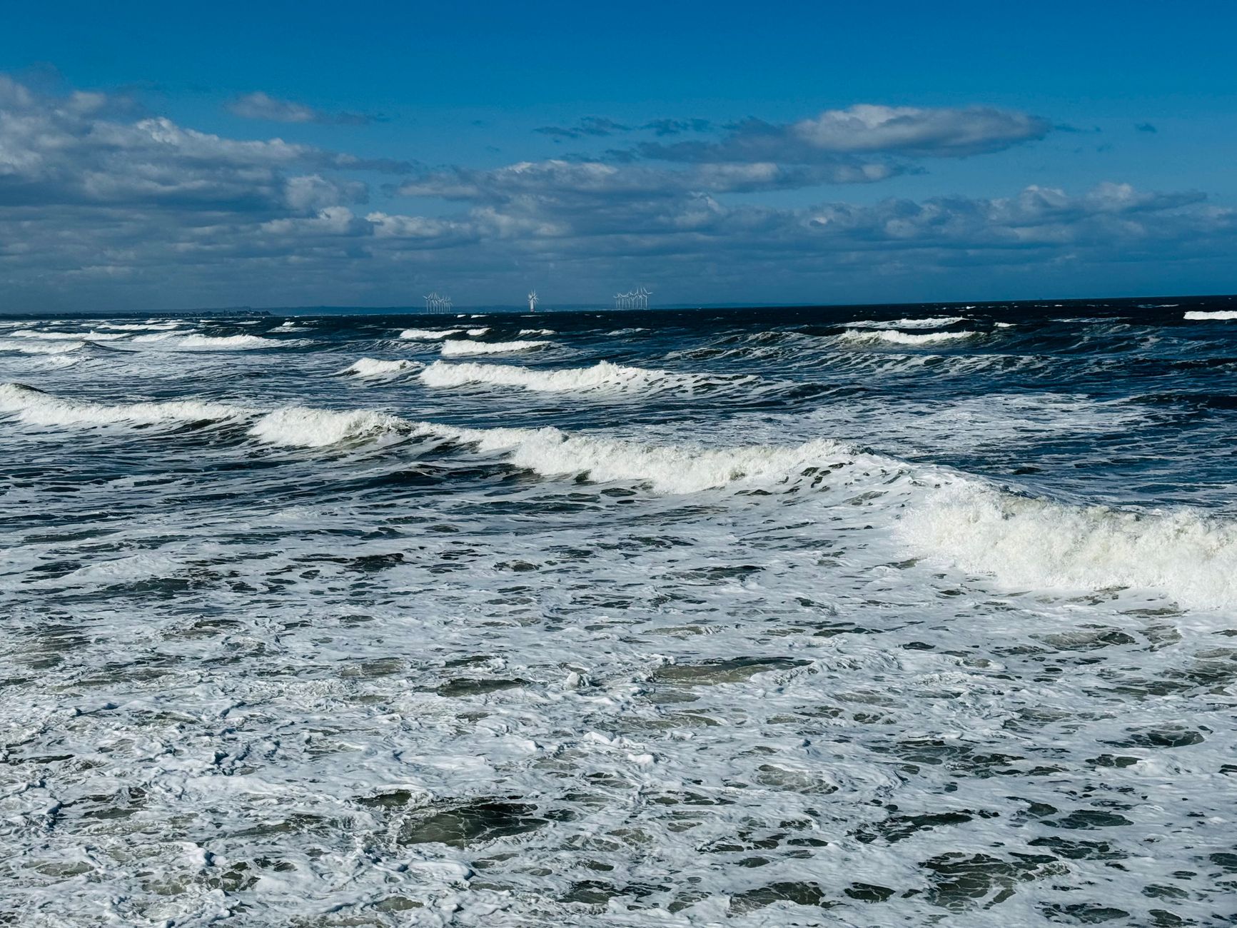 Distesa di oceano azzurro vista dall'alto