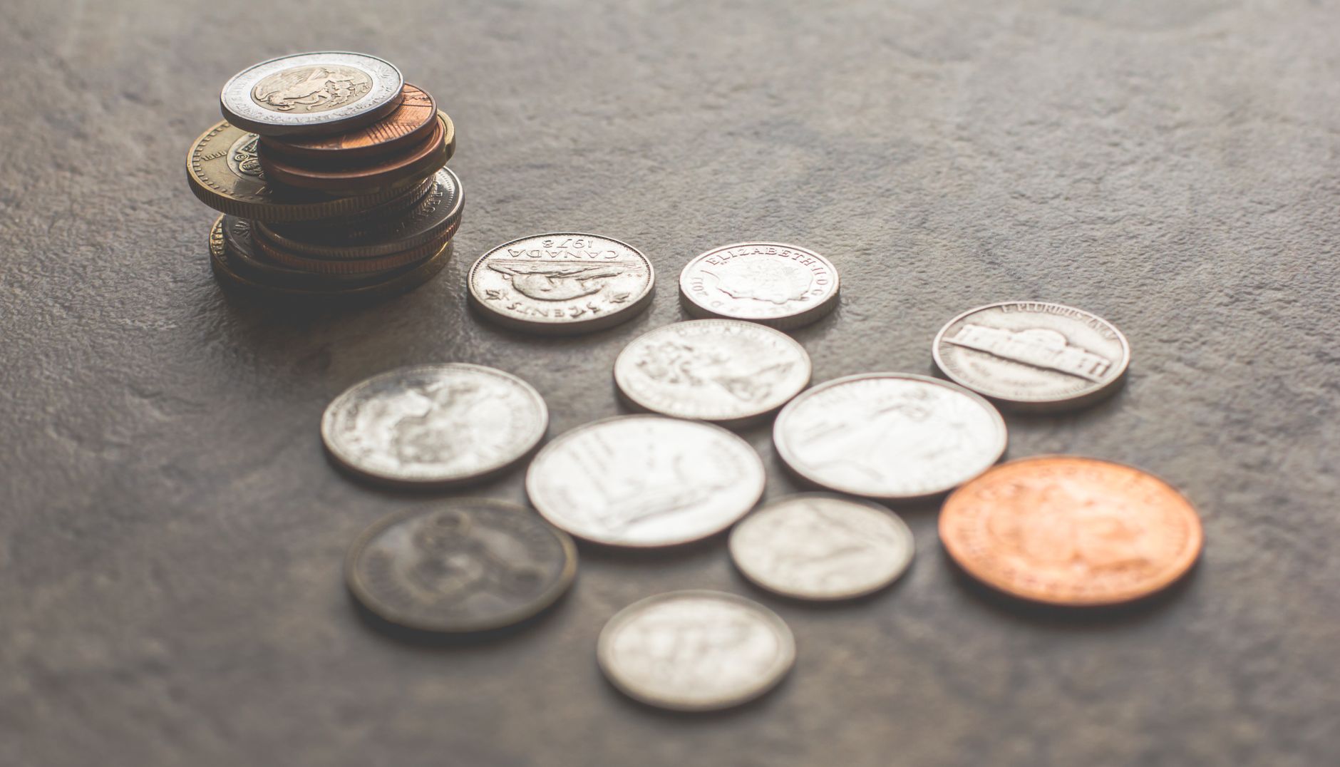 Monete di euro sparse su una superficie chiara