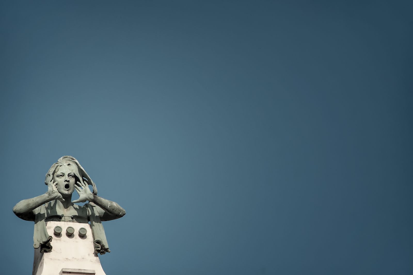 Primo piano della Statua della Libertà verde contro il cielo