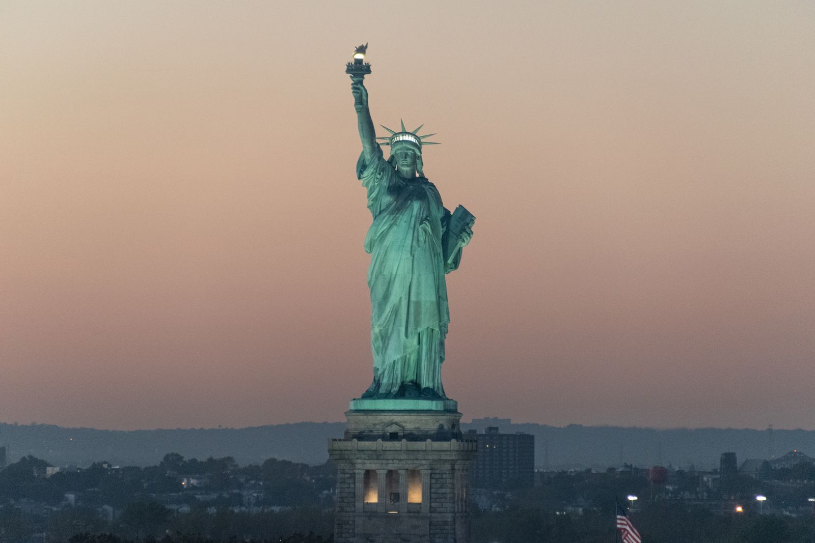 Skyline di New York con la Statua della Libertà in primo piano