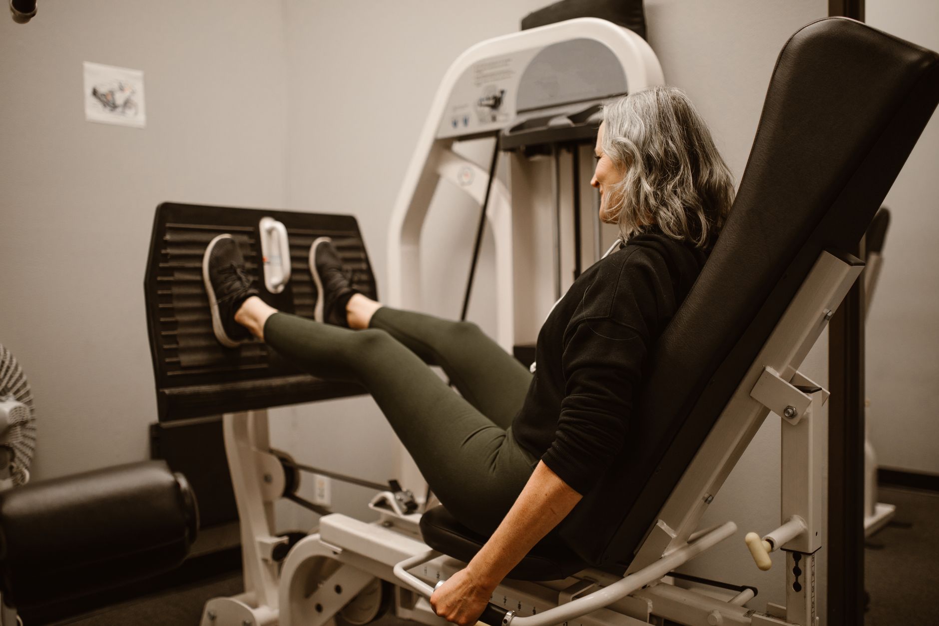 Atleta che esegue stretching al polpaccio