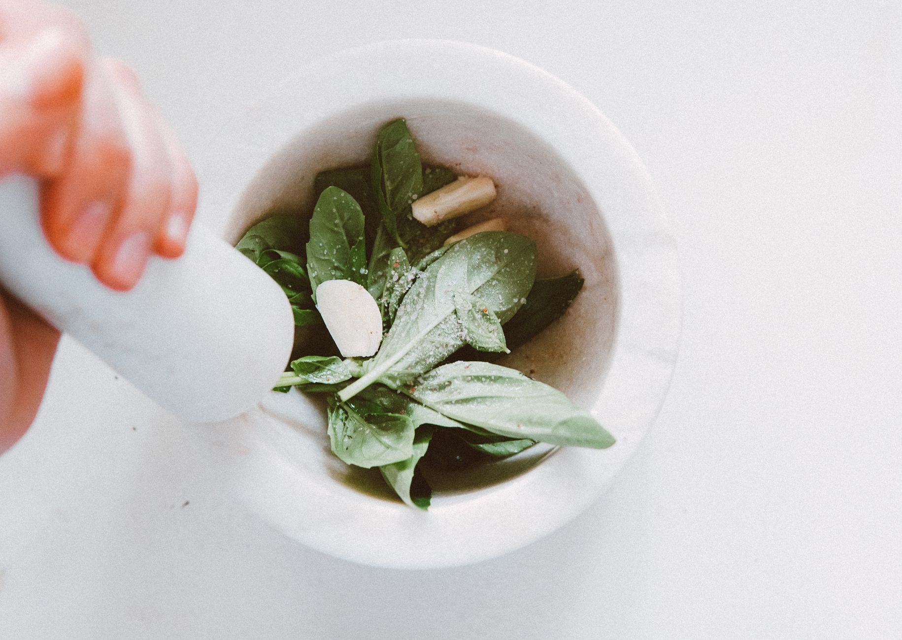 Pesto genovese fresco a base di basilico, simbolo della cucina ligure
