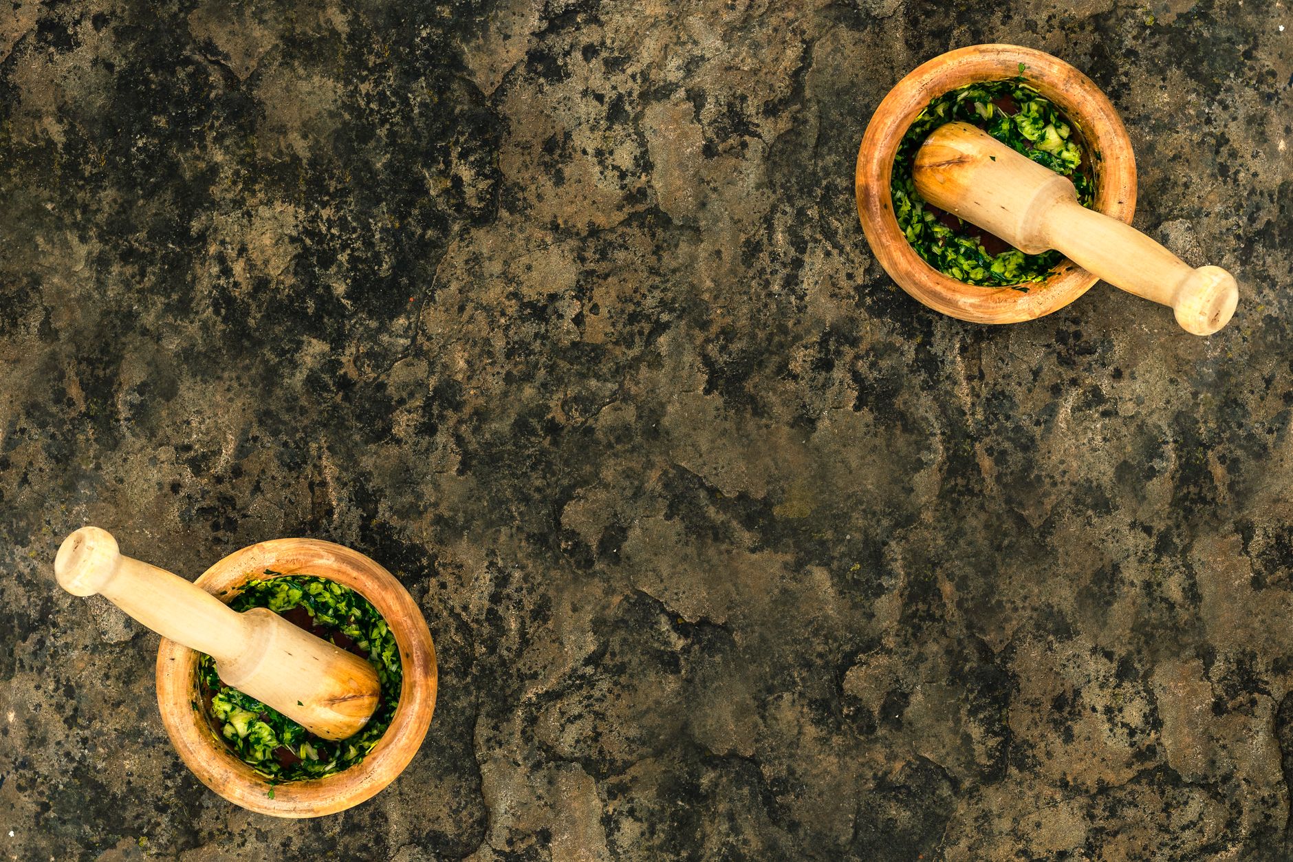 Pesto genovese in una ciotola con foglie di basilico