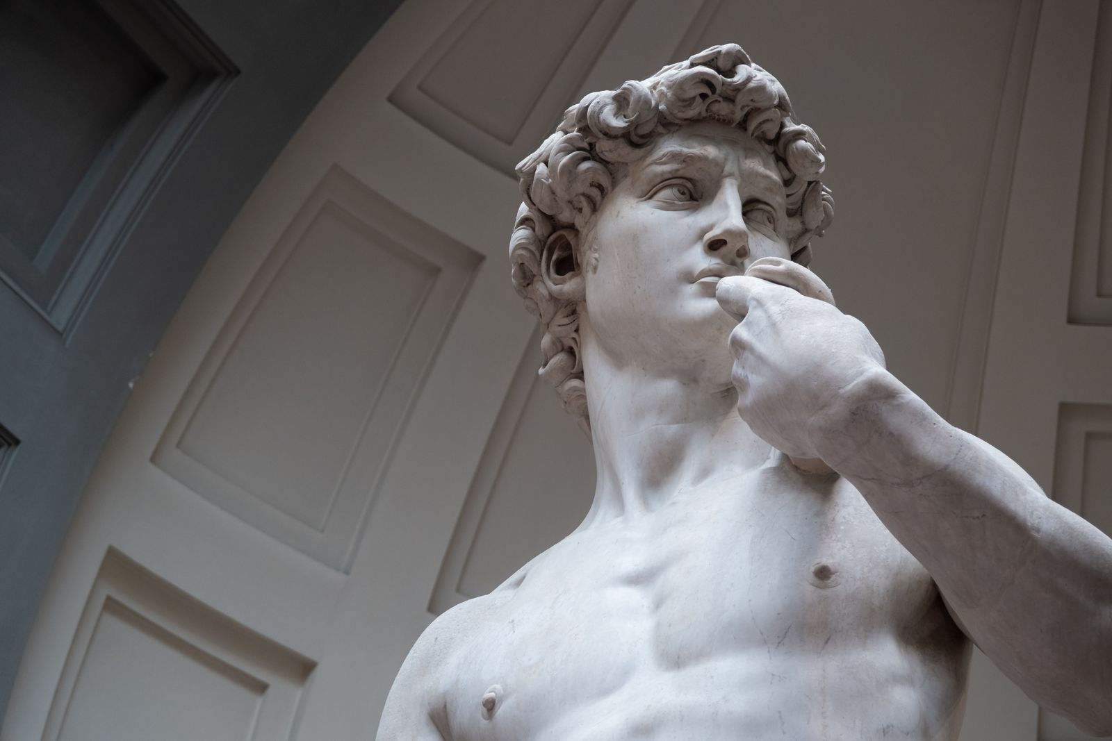 Scultura in marmo bianco di stile rinascimentale