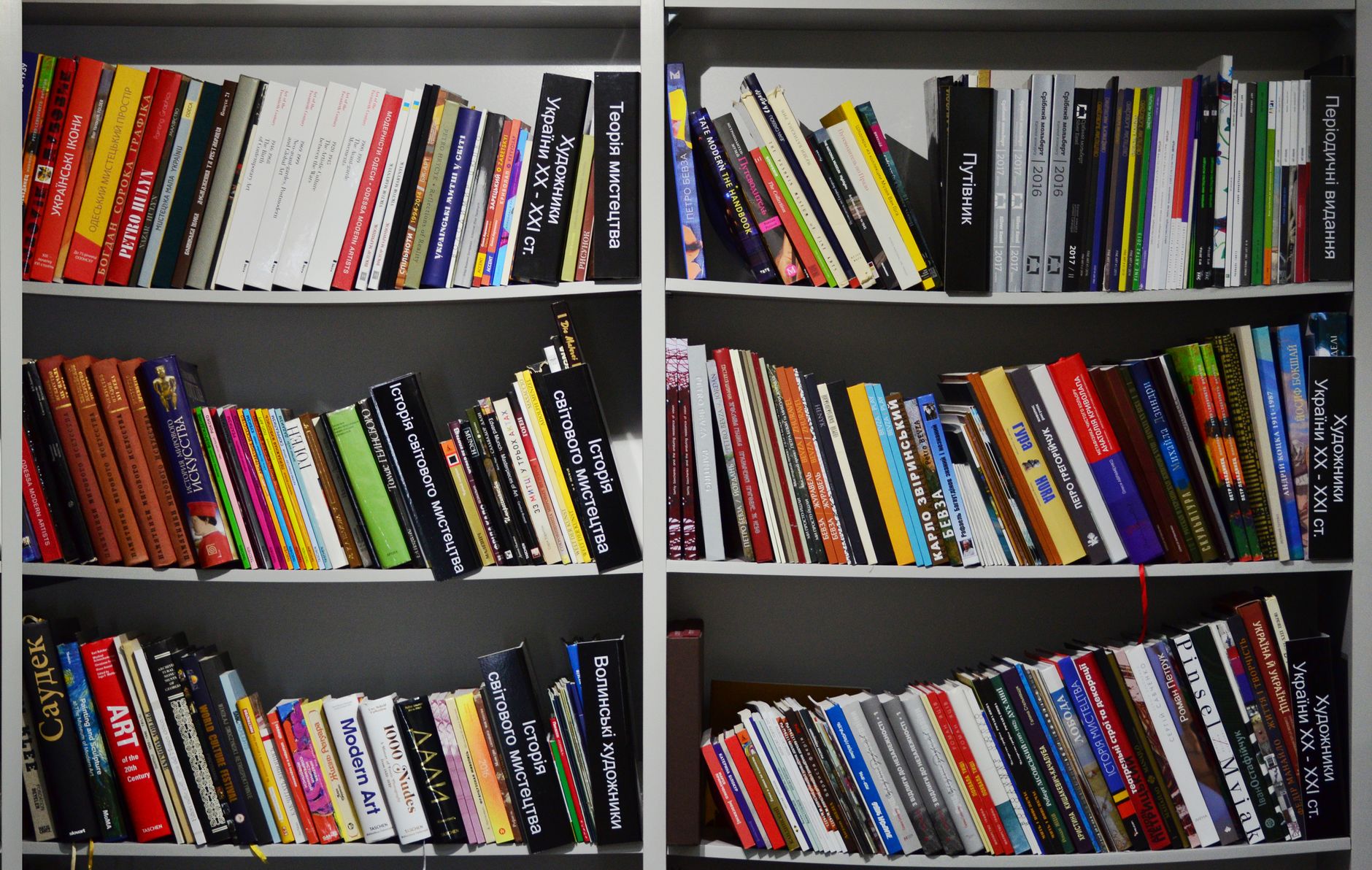 Stand di libri a una fiera dell'editoria