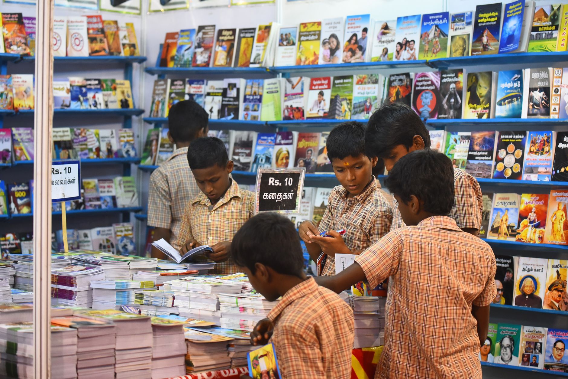 Pila di libri a un festival letterario