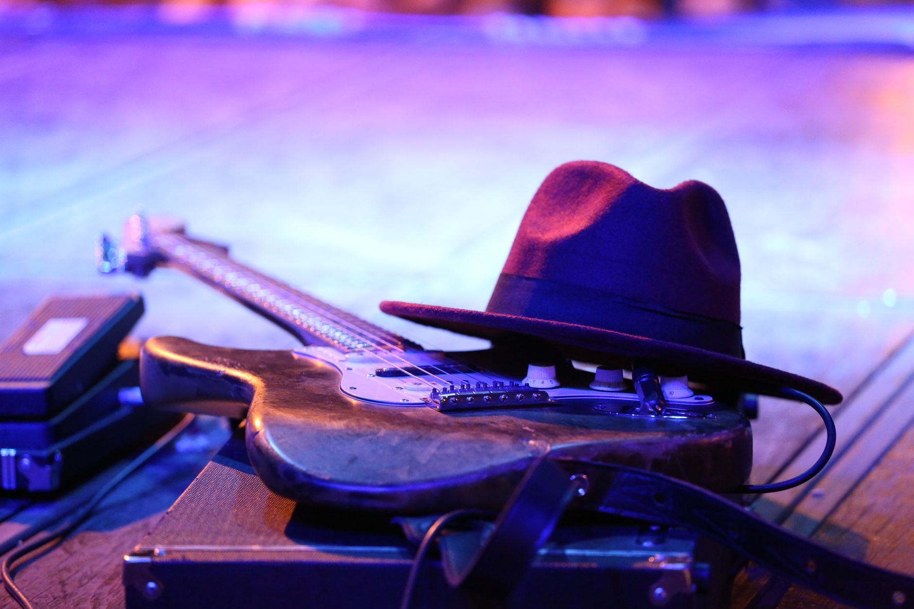 Chitarra elettrica suonata durante un live blues