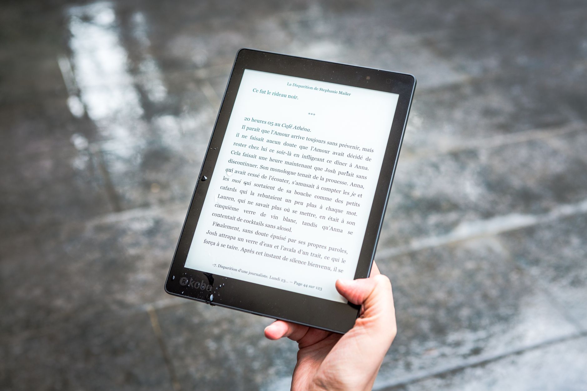 Persone che sfogliano libri a una fiera all'aperto