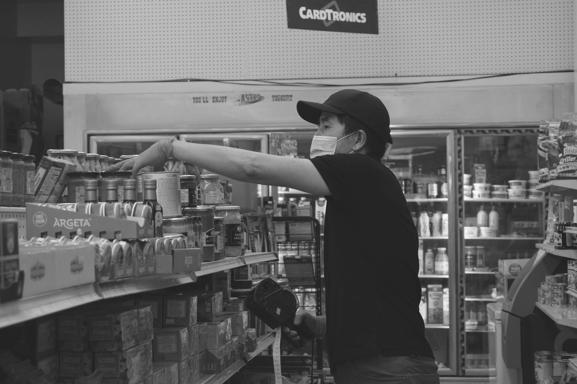Scanner ottico che legge un prodotto al supermercato