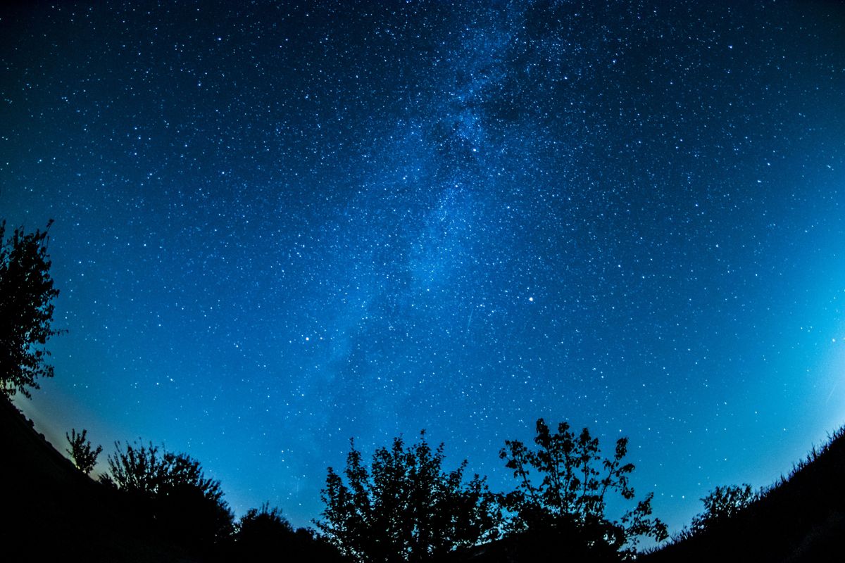 Grande telescopio astronomico sotto il cielo stellato