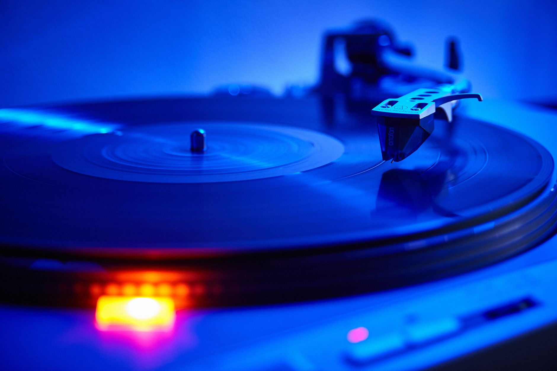 Giradischi con vinile in primo piano