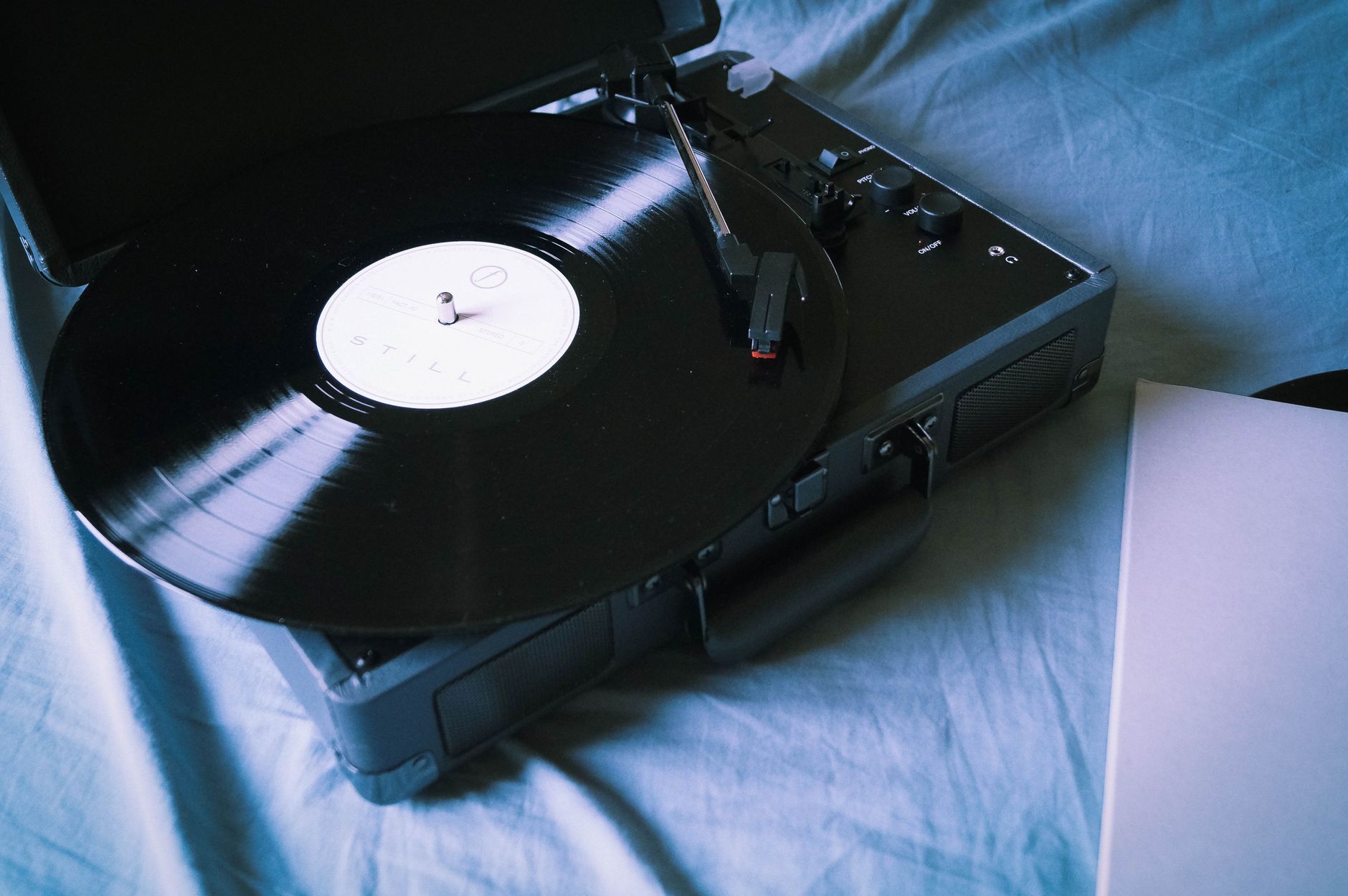 Vecchio giradischi con un disco in vinile