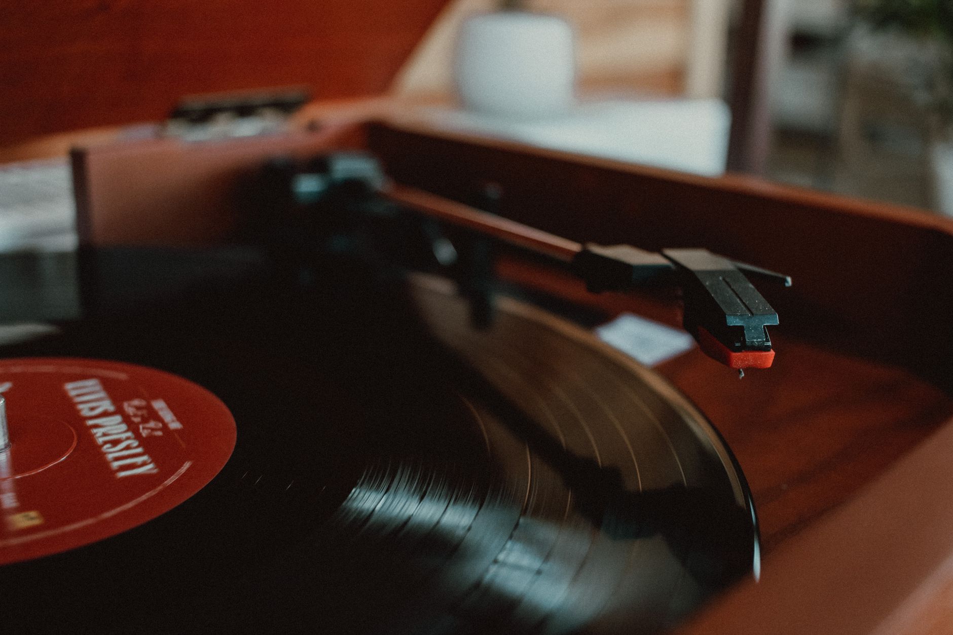 Collezione di dischi in vinile su uno scaffale