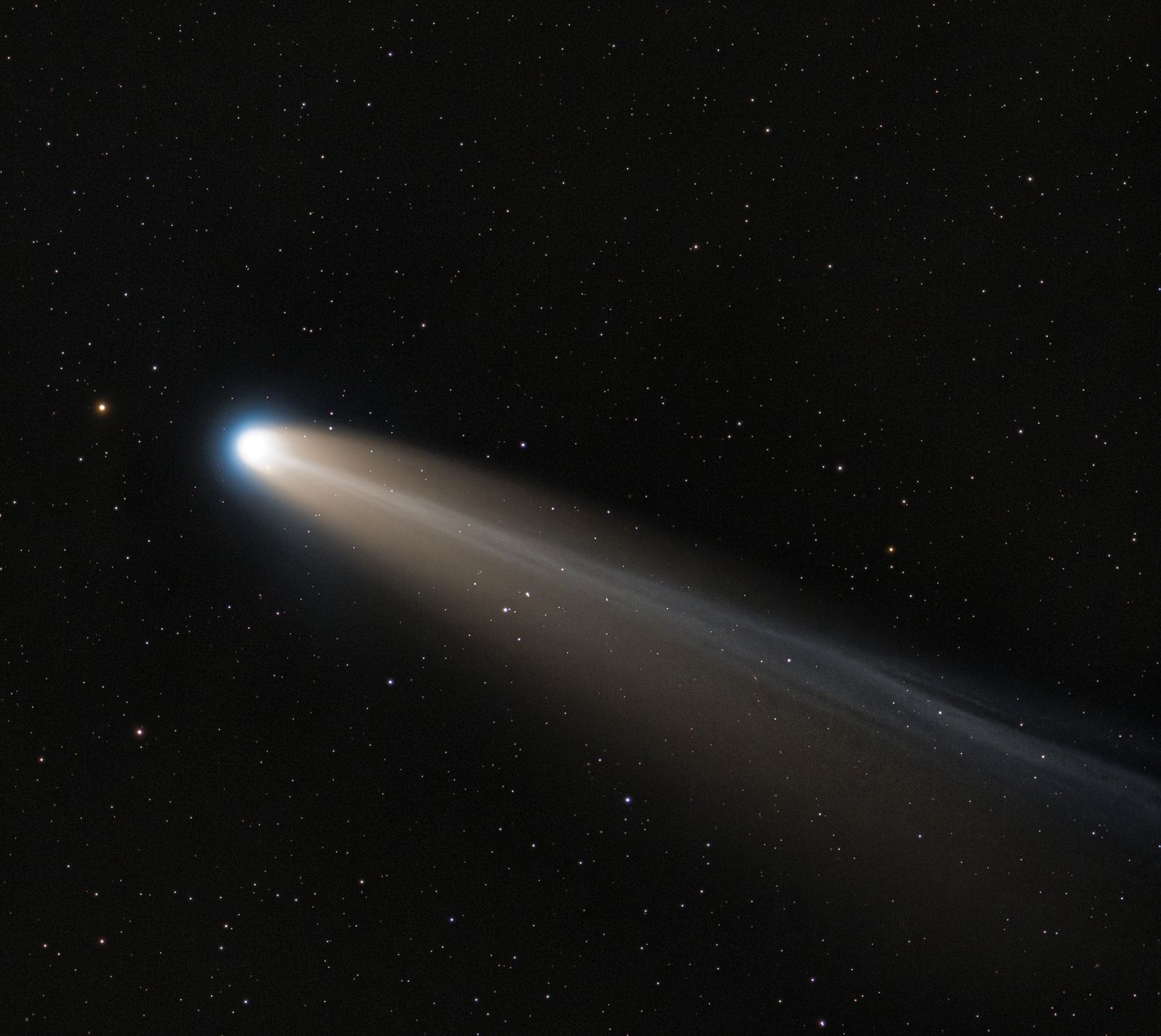 Cielo stellato con la scia di una cometa