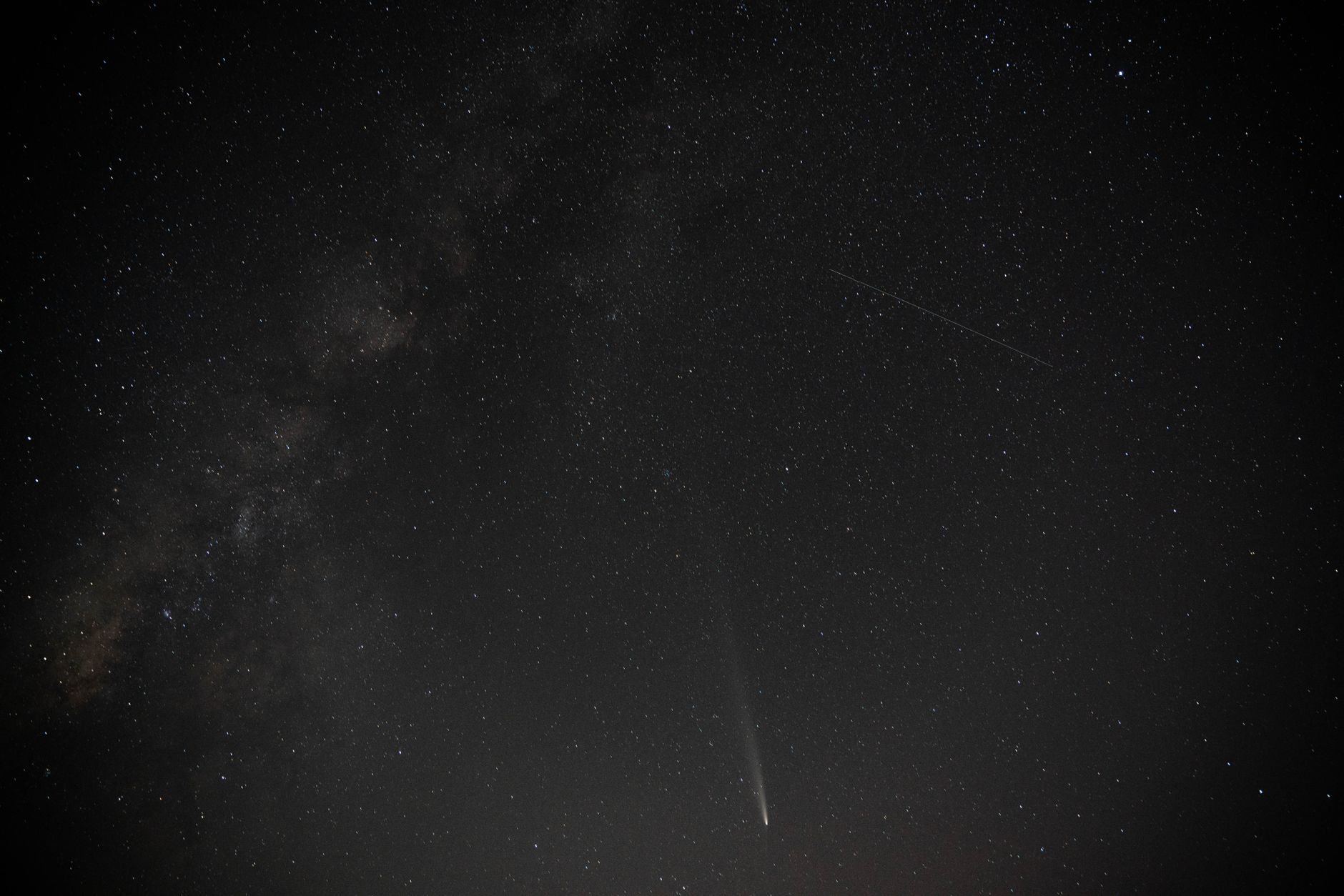 Volta celeste notturna con la Via Lattea