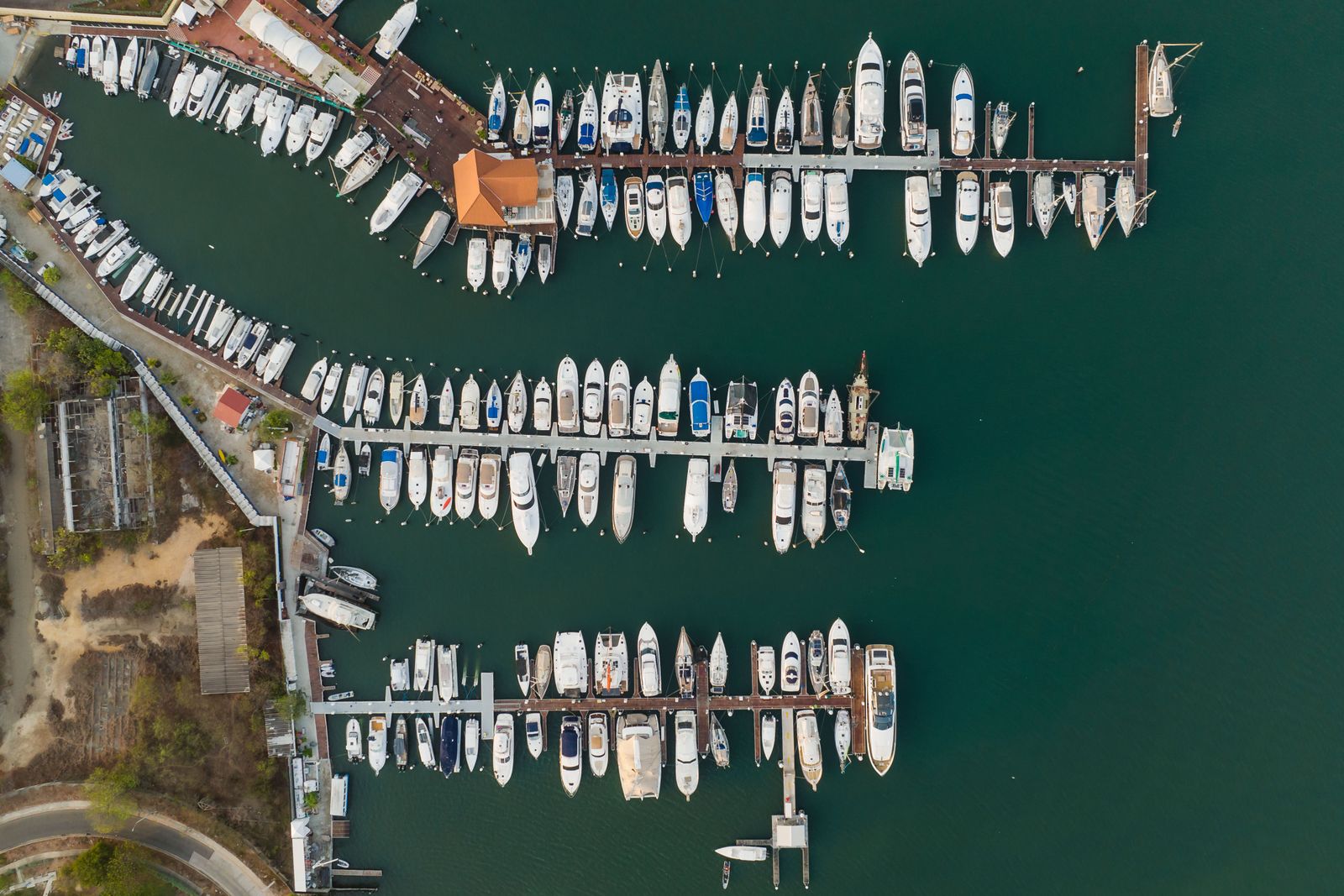 Barche e yacht ormeggiati durante una fiera nautica