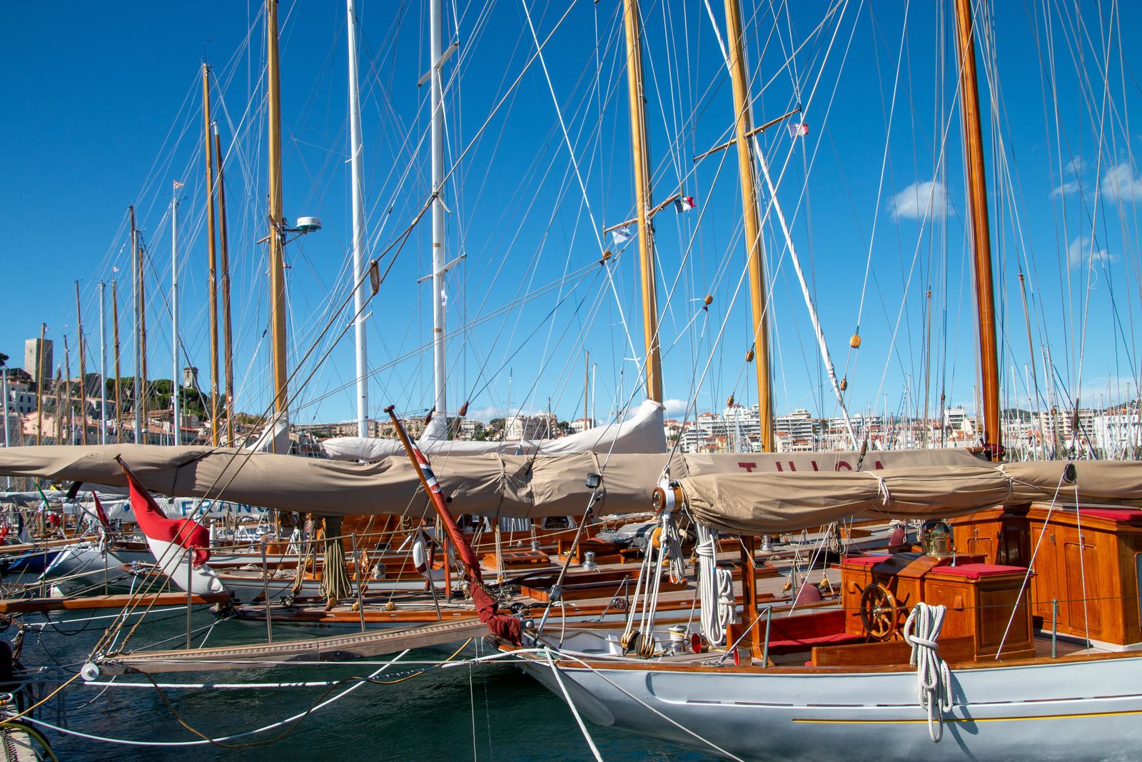 Yacht di lusso ormeggiati in un porto turistico
