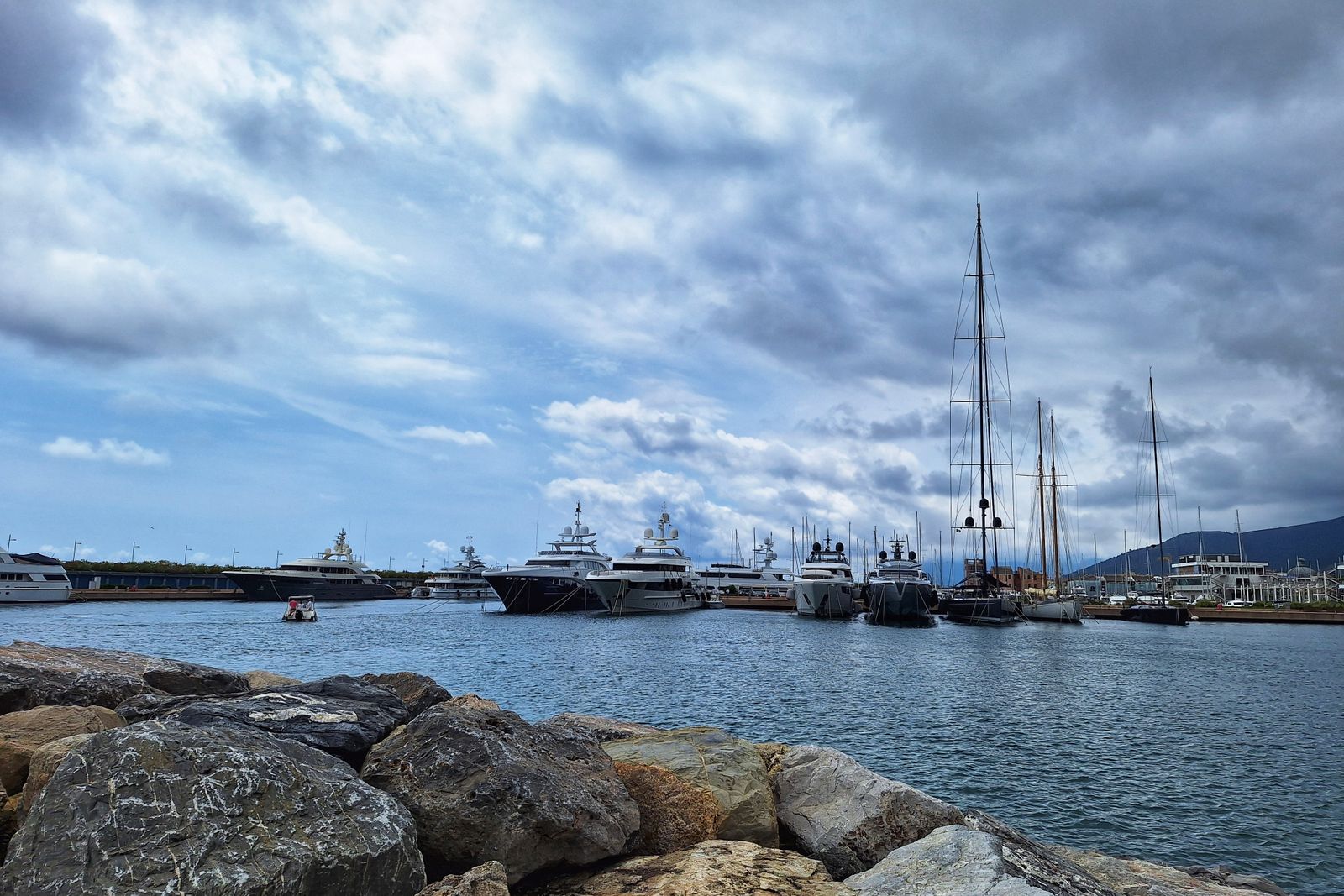 Veduta del porto di Genova con imbarcazioni