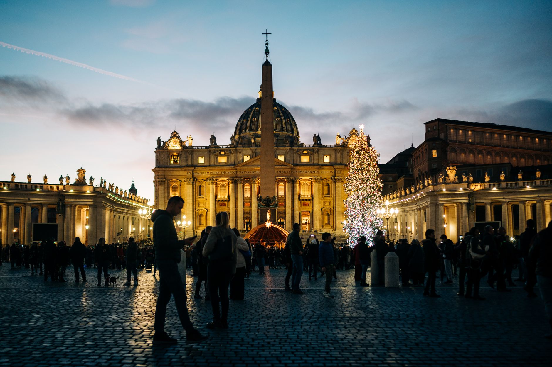 Navata di una cattedrale italiana illuminata dalla luce