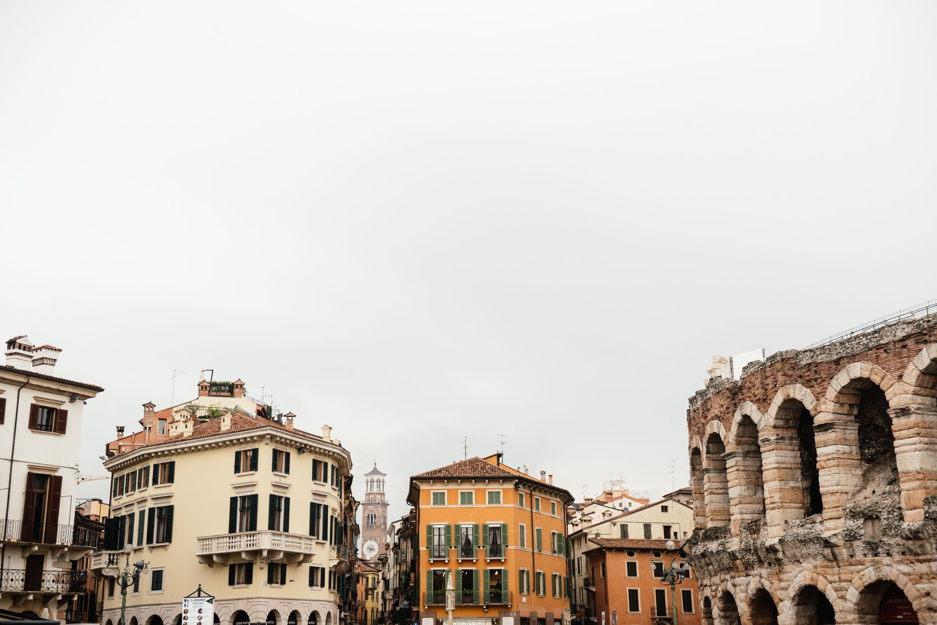 Interno di una basilica italiana con archi e colonne