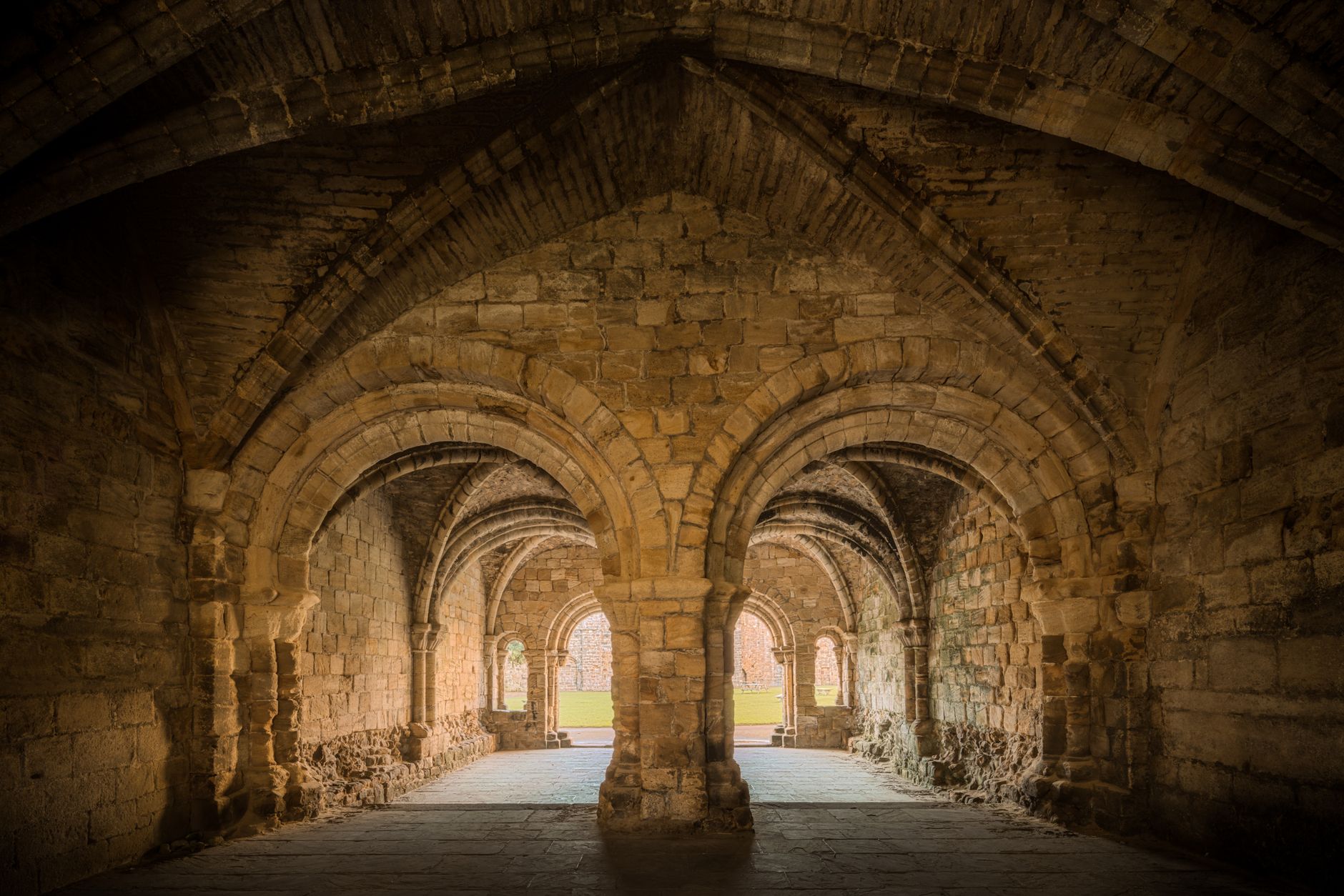 Interno in pietra di un monastero medievale