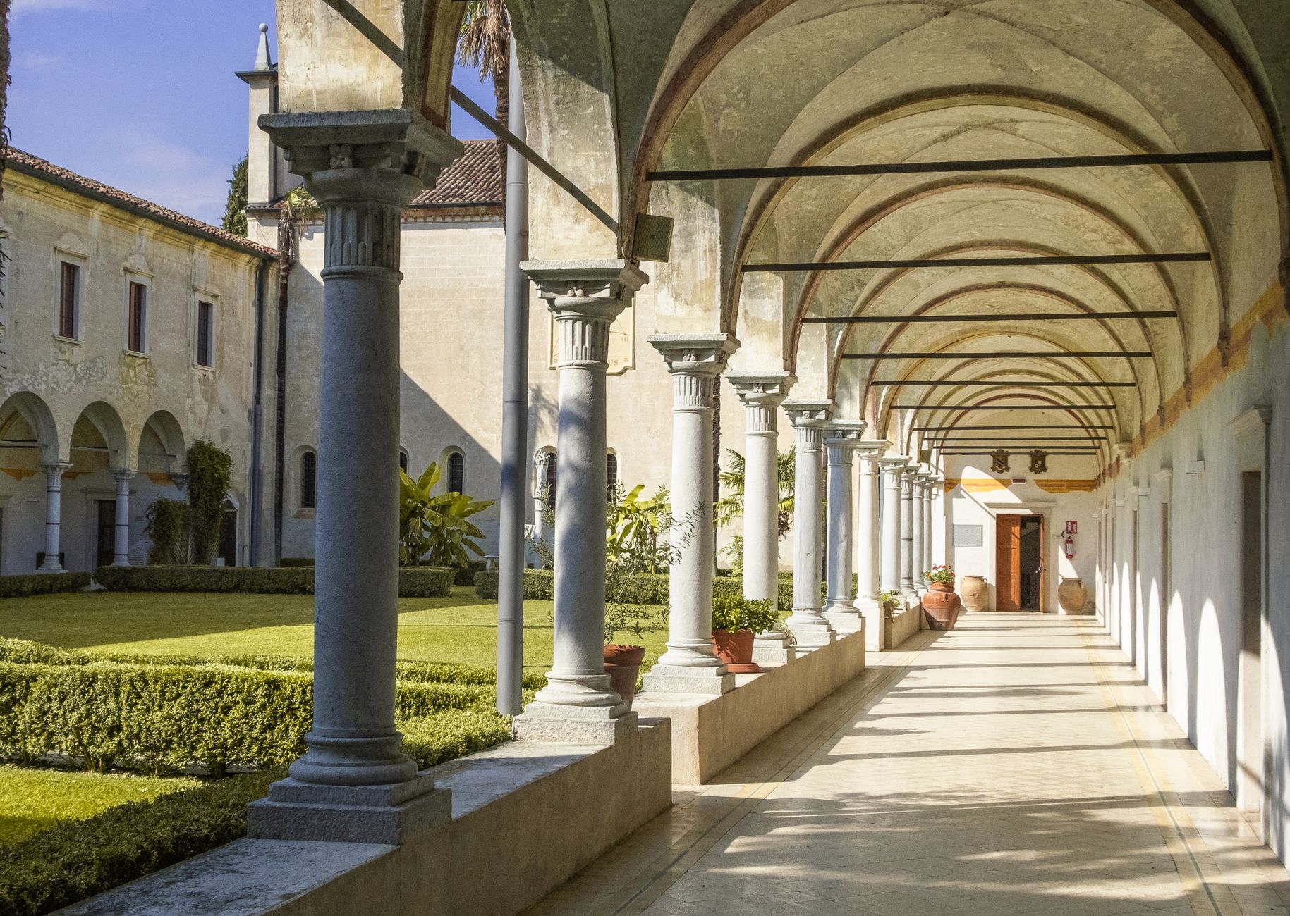 Arcate in pietra di un'abbazia italiana