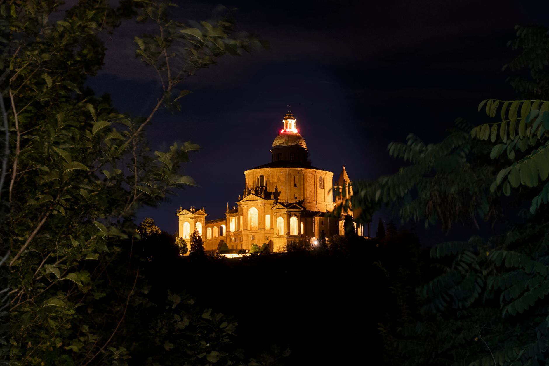 Facciata di una cattedrale in pietra