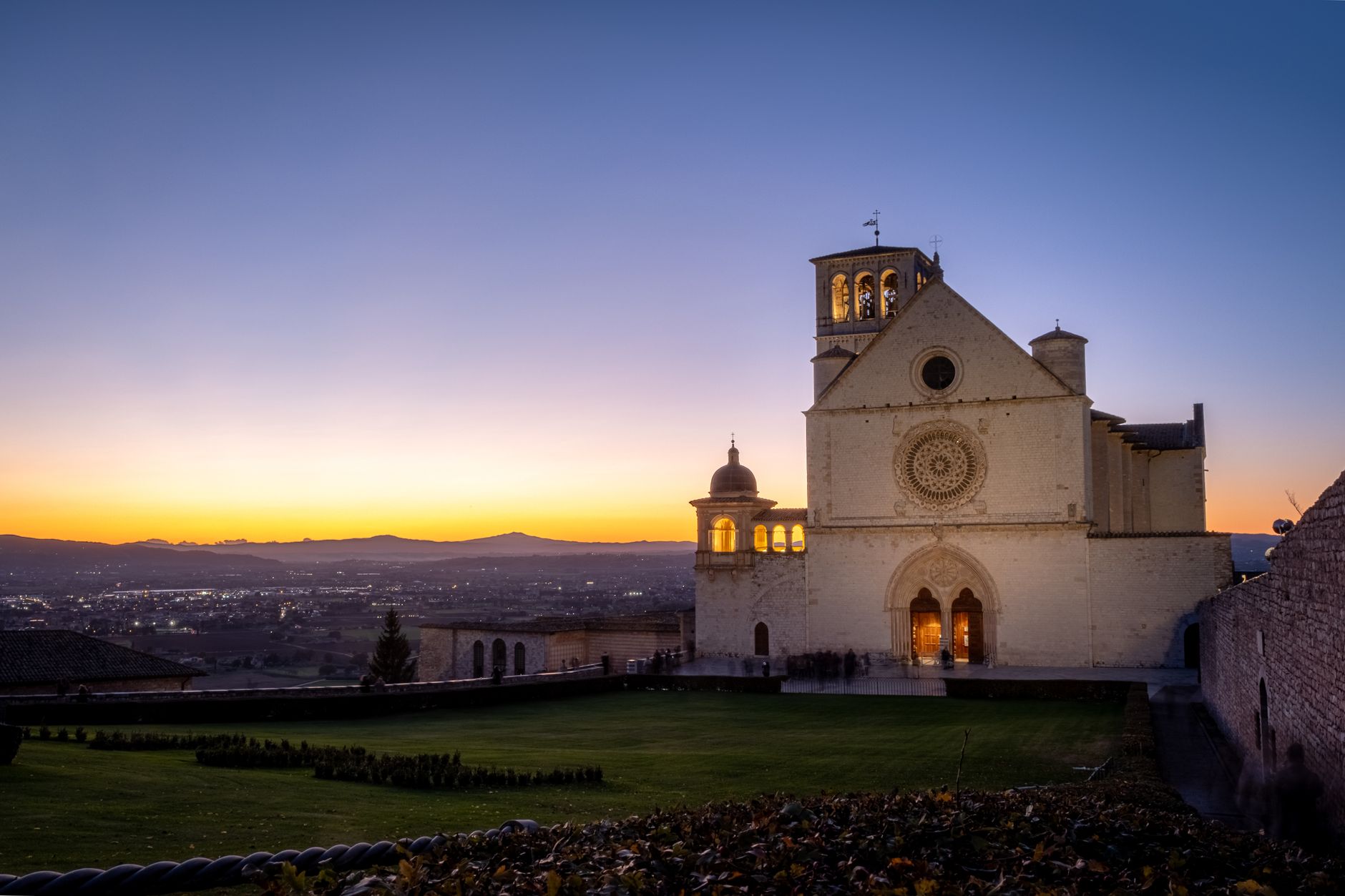 Veduta di Assisi con la basilica sulla collina umbra
