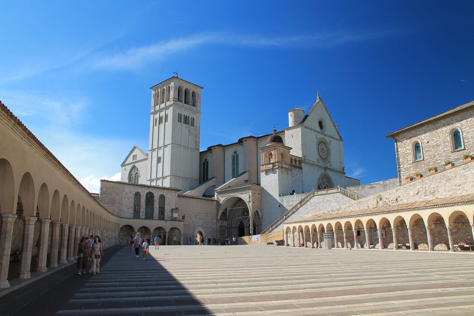 Interno di una basilica medievale italiana