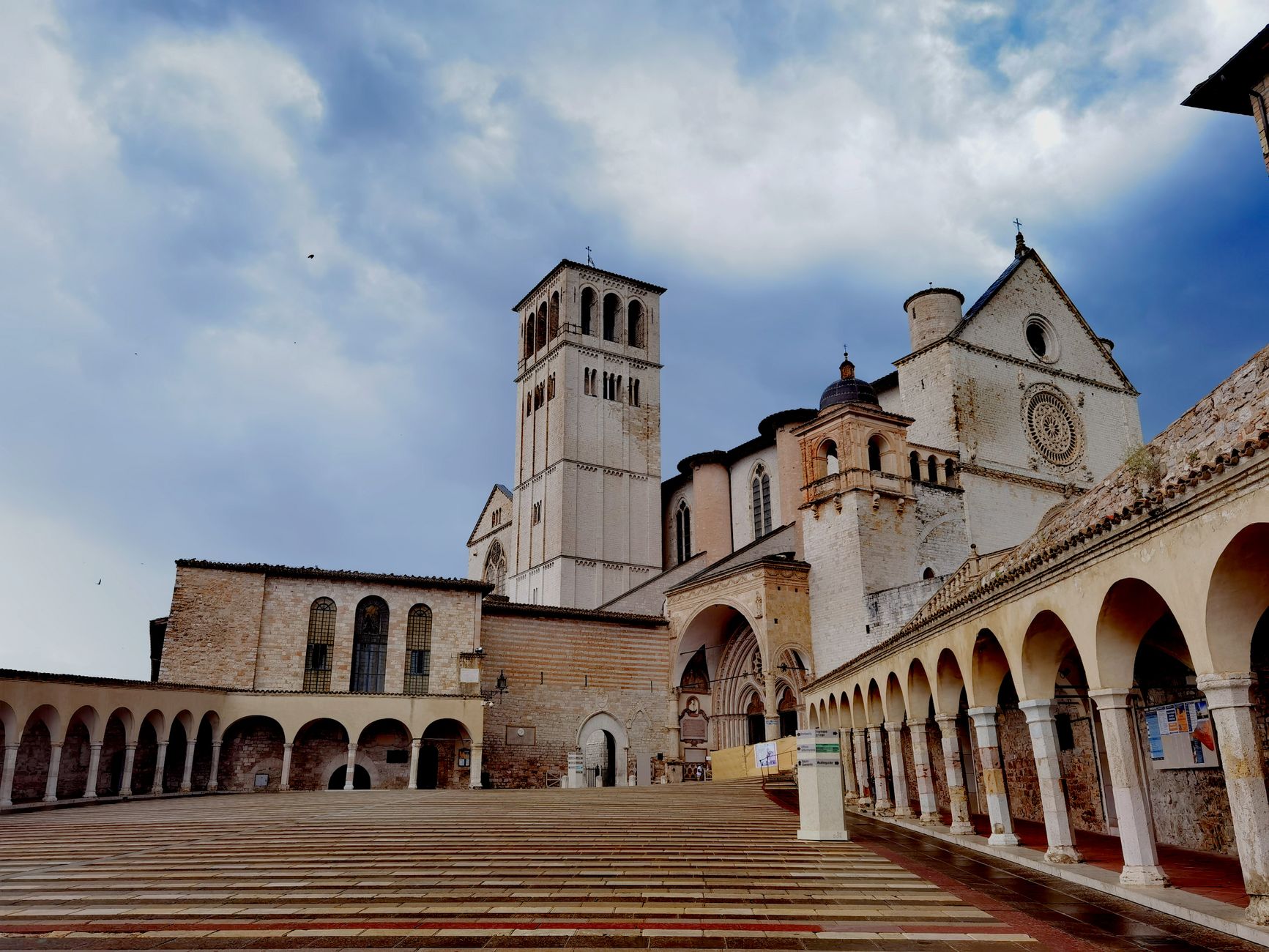 Antica architettura religiosa in pietra di un borgo italiano