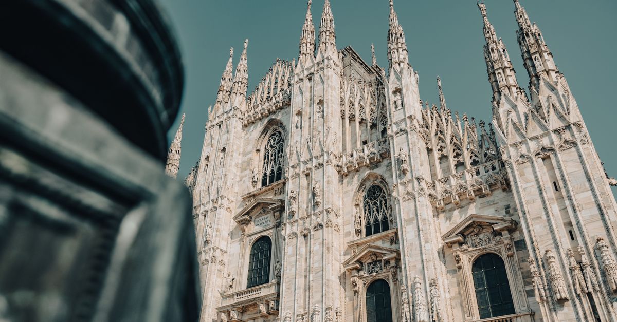Interno di una cattedrale italiana con archi e colonne