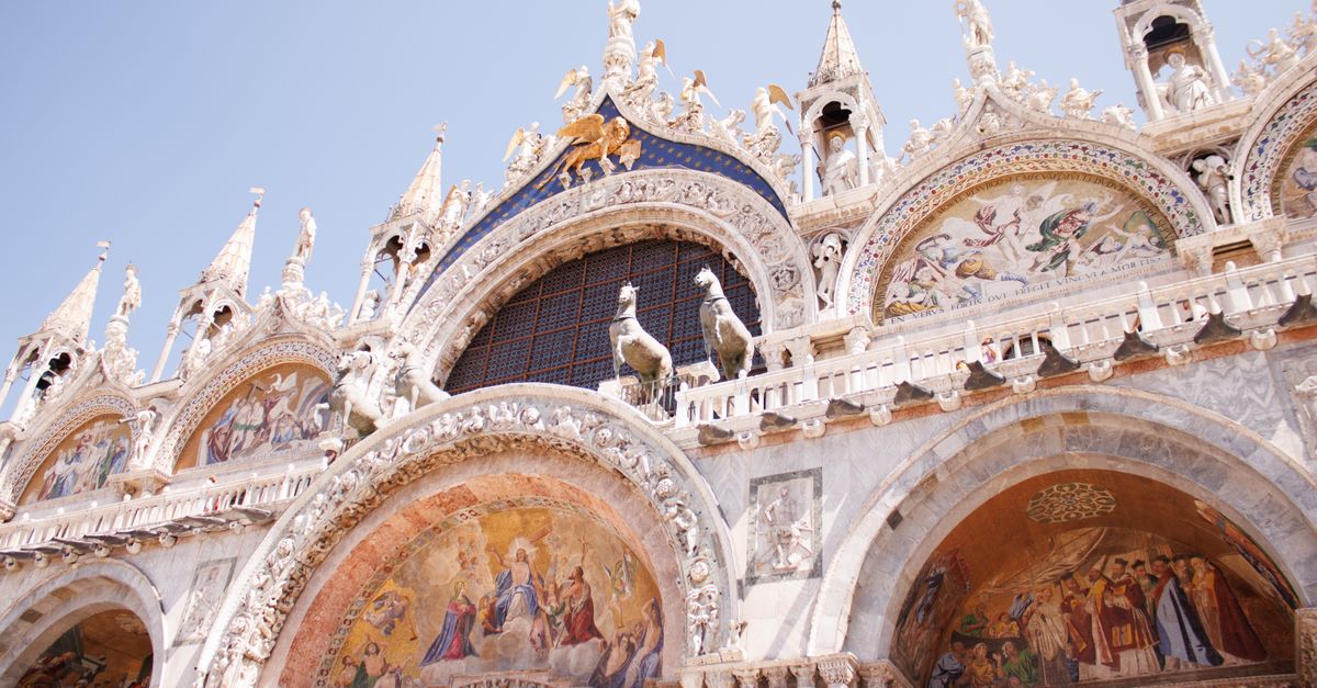 Interno di una basilica italiana con archi e colonne