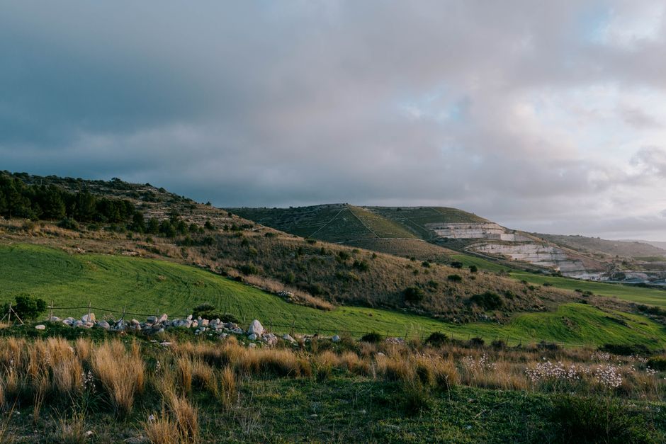 La Sicilia medievale fu ricca di monasteri e comunità eremitiche.